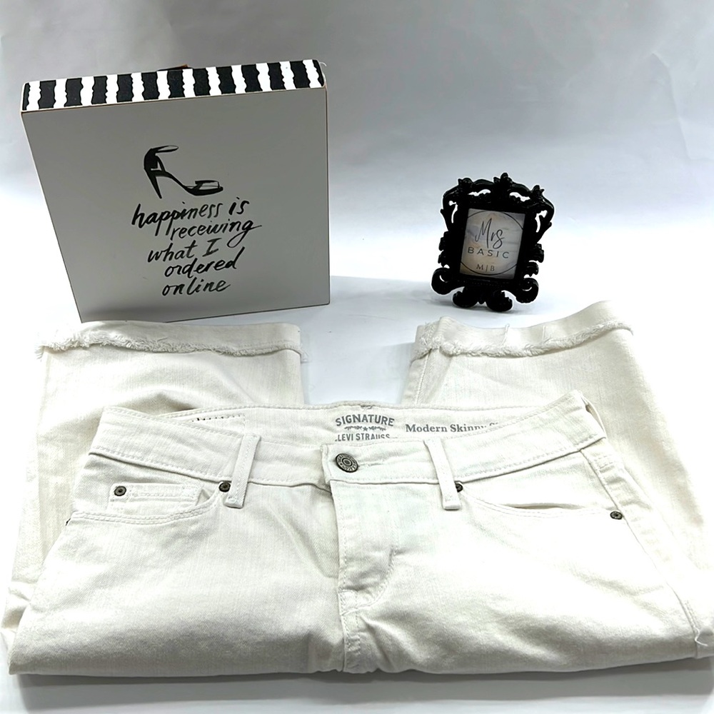 Levi’s White Jean Modern Skinny Shorts, Size 2 (W26)